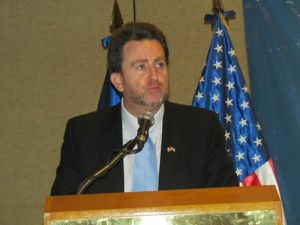 El Encargado de Negocios, Sean Murphy, se dirige hacia decenas de empresarios interesados en explorar el mercado estadounidense.