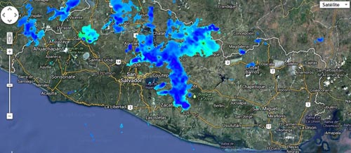 Así llueve en El Salvador esta noche de miércoles.