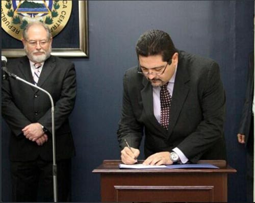 Rodil Hernández, firma el acuerdo de nombramiento luego de ser juramentado como Director de Centros Penales.