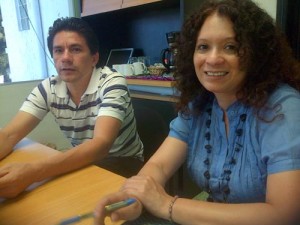 Ileana Gómez y Elías Escobar, técnicos de Prisma, explican a Equilibrium sobre el programa de Agroforestería que se impulsa en Chalatenango para proteger el medio ambiente y asegurar la producción agrícola.