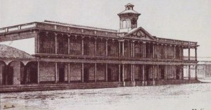 Grabado de 1890 del Palacio Municipal de San Salvador de 1877 a 1919, ala izquierda se observa parte del edificio del Portal de Aguilar, que también sucumbió ante el incendio de 1919. 