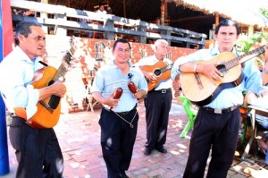 Los grupos musicales en plena acción a la "caza" de algunas monedas.