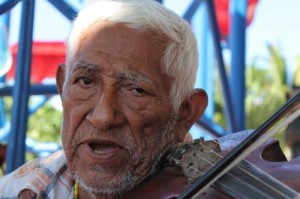 Don Isabel refleja un poco de nostalgia, mientras canta acompañado con su violín.