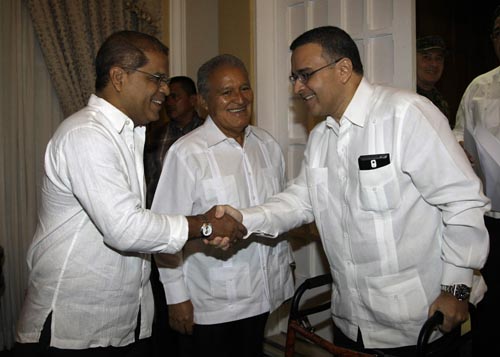 Óscar Ortiz, a la izquierda, recibe el saludo del Presidente Mauricio Funes.