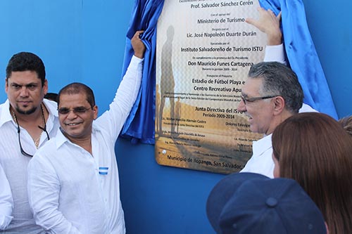 Develación de la placa conmemorativa.