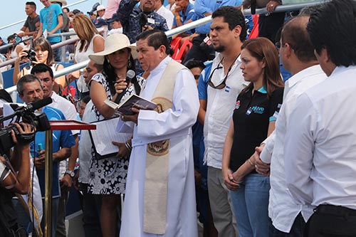 El párroco local bendice la obra.