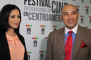 Omar Angulo, junto a la representante de Cinépolis.