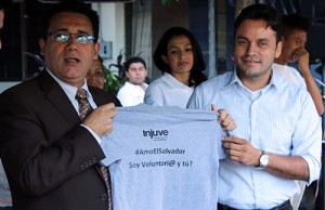 El Ministro de Gobernación, Arístides Valencia, recibe un regalo de manos de un voluntario.