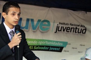 Joven voluntario que ayudó a organizar clases de dibujo, una disciplina de la que está divorciado.