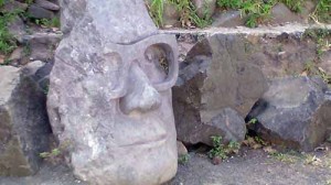 Escultura de piedra de Monseñor Óscar Arnulfo Romero y Galdámez, en Panchimalco, al sur de San Salvador.