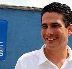Roberto d'Aubuisson se proclamó ganador en Santa Tecla, Armando Flores lo reconoce.