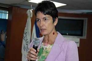 La experta Palmira López Fresno, dicta conferencia a hoteleros salvadoreños.