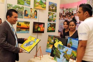 El Alcalde Wlater Aparicio observa el el trabajo de la juventud atendida por Fortas.