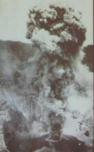 Columna de gases captada durante las primera horas de erupción.