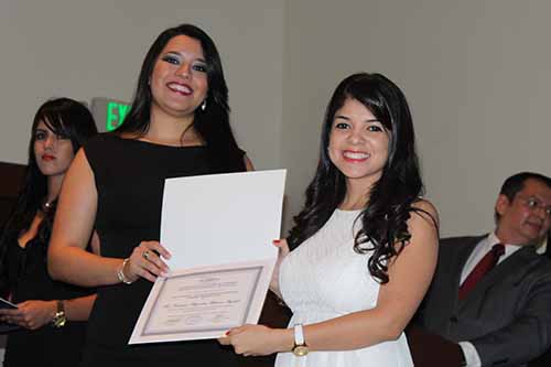 Señorita estudiante de la UCA, egresada, también fue reconocida.