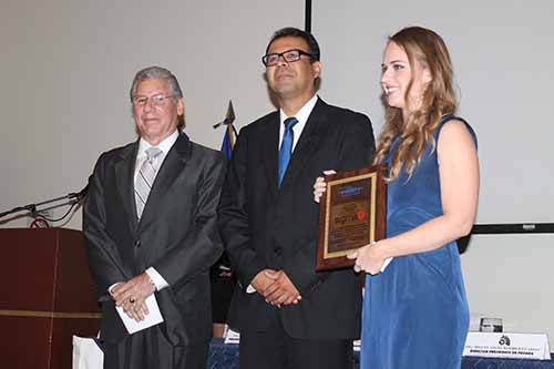 Representantes de la empresa Sigma Q reciben reconocimiento.