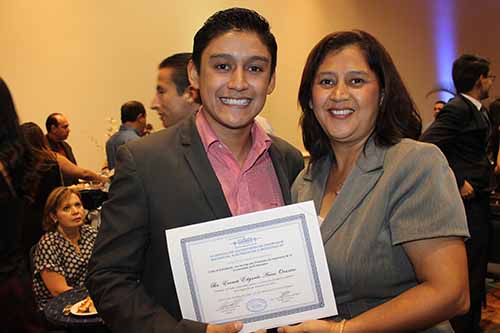 Everett Edgardo Arias Orantes, joven ingeniero graduado en la UES, reconocido por sus altas calificaciones.
