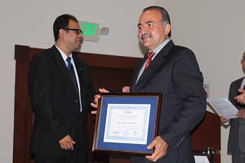 El Presidente de Asimei, Carlos Trejo, entrega premio a Ingeniero del Año.