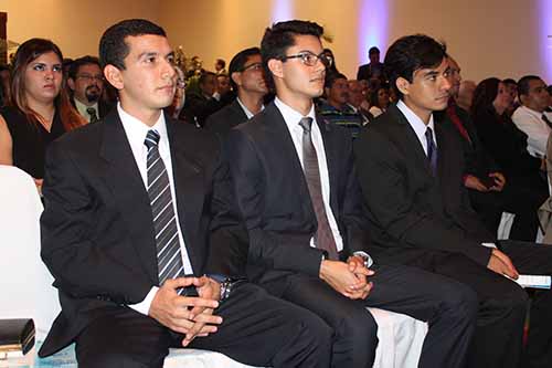 Estudiantes de diversas universidades con calificaciones elevadas esperando su reconocimiento.