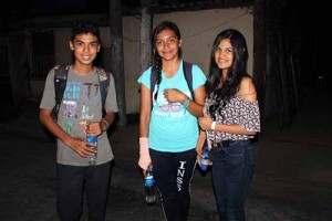 Karen (derecha) junto a jóvenes guías turísticos de San Sebastián.