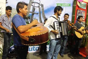 Un grupo musical originario de Morazán ameniza en el Stand de Chinameca.