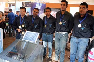 Estudiantes de ESFE, Ágape, posan junto al prototipo que ingeniaron.