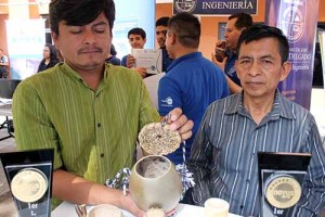 Carlos y Santiago muestran las artesanías que secan con el horno.