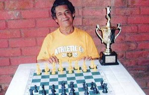 Roberto Vaquero con uno de los trofeos ganados en ajedrez.