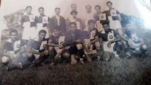 Lino Medina con el equipo, hincado, tercero de derecha a izquierda.