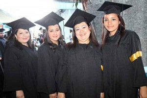 Rosa Elena, segunda de derecha a izquierda.