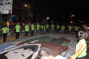 Jóvenes oran tras finalizar su alfombra en colonia Zacamil, Mejicanos.