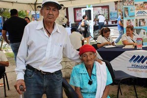 Don José Víctor y su madre, doña Genoveva Díaz, celebrando el premio.