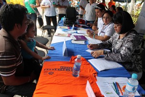 Un hombre que busca empleo, con su hija en brazos, fue atendido por la Ministra de Trabajo.