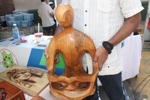 Erick muestra su obra "El Buda de la prosperidad".