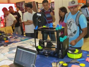 Observando la máquina 3D.