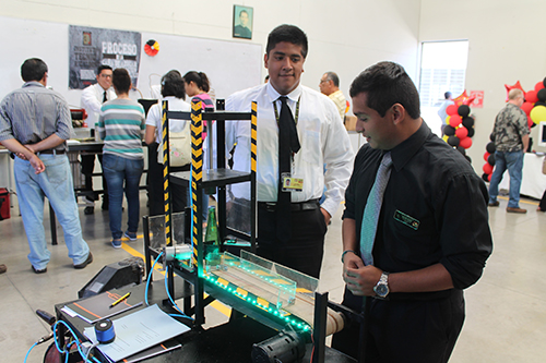 Héctor Zelaya y Raúl Ramos, explican su proyecto.