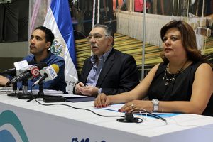Óscar Liendo, de Viatour (izquierda);, Napoleón Duarte, titular de turismo y Beatriz Flamenco, Presidenta de Casatur.