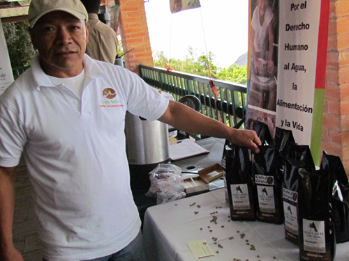 Cooperativistas dedicados cien por ciento al café.