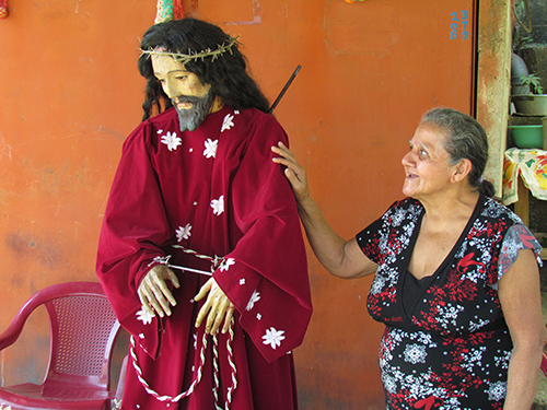 Doña Josefa Martínez recibe en su casa la imagen del Nazareno.