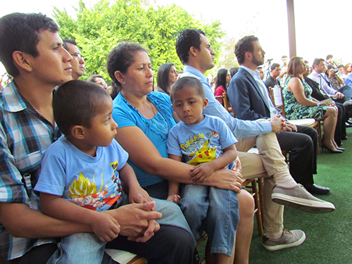 Leonidas y su familia en los puestos reservados.