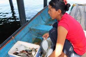 Carmen vigila, cuida y pesca para vender el producto.