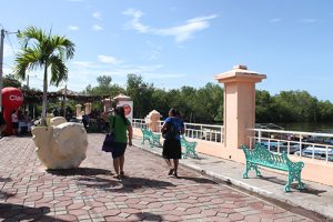 El malecón de Puerto El Triunfo, zona comercial exitosa.