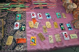 Lapiceros de bambú elaborados por jóvenes.