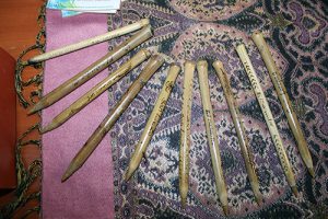 Lapiceros de bambú elaborados por jóvenes.