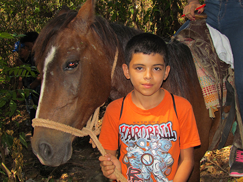 Javier Ernesto, de 11, años y su mula "Huella".