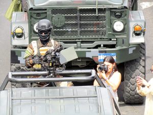 periodista fotogradiando a militar