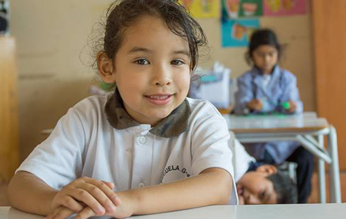 una niña asiste a su escuela. UNESCO y Santillana buscan transformar el futuro de la educación.