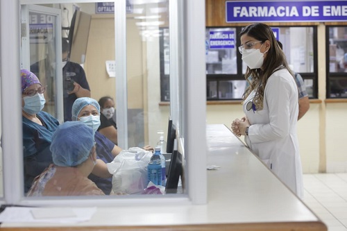 Mónica Ayala, Directora General del ISSS verifica calidad de atención.