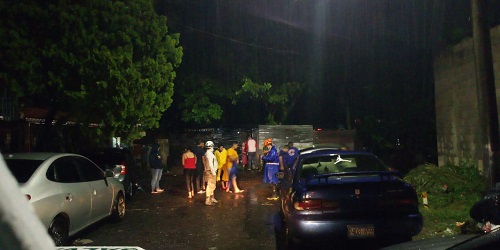 familias esperan la asistencia de PRotección Civil para ser evacuadas.