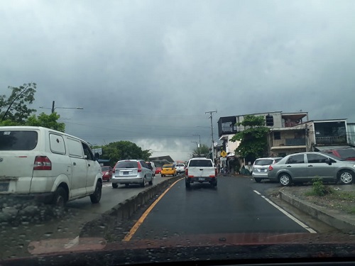 Vista de San Salvador bajo un ambiente de lluvias y tormentas continuarán.